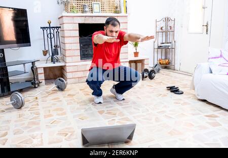 Ragazzo atletico che gioca aerobico a casa Foto Stock