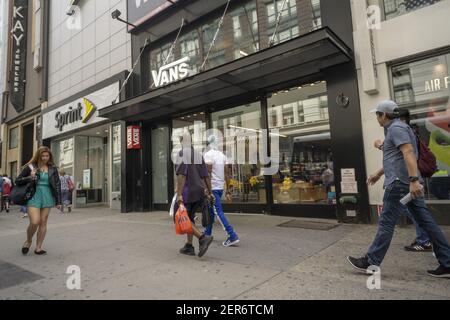 Un negozio di calzature Vans in Herald Square a New York venerd 4