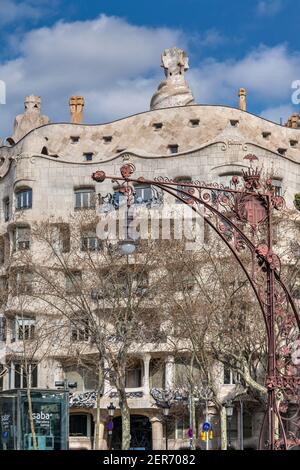 Facciata della Casa Mila di Gaudi o la Pedrera, Barcellona, Catalogna, Spagna Foto Stock