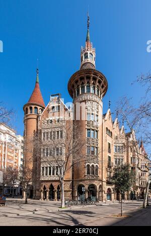 Casa de les Punxes, un edificio modernista progettato dall'architetto catalano Josep Puig i Cadafalch a Barcellona, Catalogna, Spagna Foto Stock