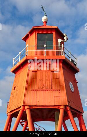 Il gregge dipinto di rosso brillante Groyne Lighhouse si trova nella foce del fiume Tyne a Littlehaven, South Shields in Tyne e indossare. Foto Stock