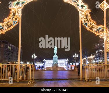 Capodanno e decorazione di luci di Natale della città -- Pushkin Square (Festival 'viaggio di Natale'), Mosca. Russia Foto Stock