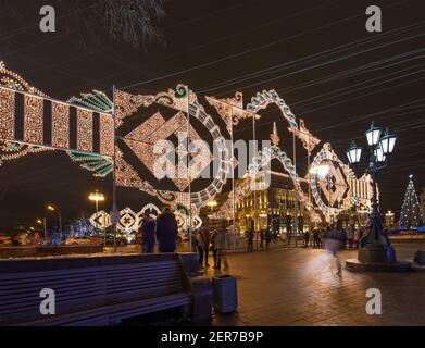 Capodanno e decorazione di luci di Natale della città -- Pushkin Square (Festival 'viaggio di Natale'), Mosca. Russia Foto Stock