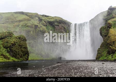 Vista sulla magnifica cascata abbandonata Skogarfoss in Islanda del Sud Foto Stock