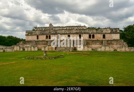 Il Palazzo di Kabah, un sito archeologico di Maya nella regione di Puuc nello Yucatan occidentale, Messico Foto Stock