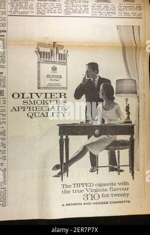 Pubblicità per le sigarette speciali con punta Olivier di Benson & Hedges nel quotidiano serale News (giovedì 13 giugno 1963), Londra, Regno Unito. Foto Stock