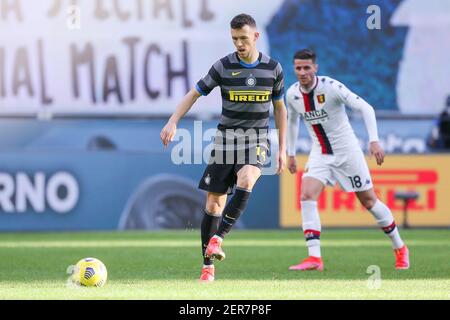 MILANO, ITALIA - 28 FEBBRAIO: Ivan Perisic di Internazionale, Paolo Ghiglione di Geoa durante la Serie A match tra Internazionale e Genova allo Stadio San Siro il 28 febbraio 2021 a Milano (Foto di Ciro Santangelo/Orange Pictures) Foto Stock