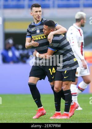 MILANO, ITALIA - 28 FEBBRAIO: Ivan Perisic, Alexis Sanchez durante la serie A match tra Internazionale e Genova allo stadio San Siro il 28 febbraio 2021 a Milano (Foto di Ciro Santangelo/Orange Pictures) Foto Stock