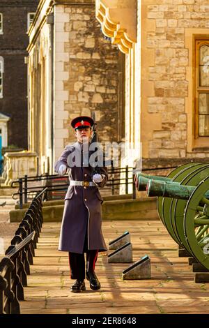 Londra, UK 11-18-2012: Un giovane soldato britannico caucasico è in servizio nella torre di Londra. Sta marciando davanti alle artiglierie con il suo rif Foto Stock