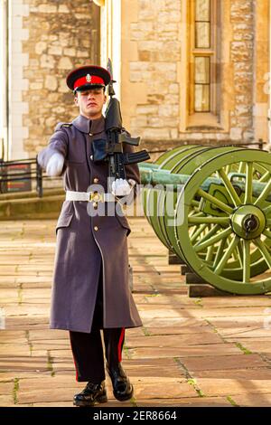 Londra, UK 11-18-2012: Un giovane soldato britannico caucasico è in servizio nella torre di Londra. Sta marciando davanti alle artiglierie con il suo rif Foto Stock