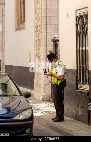 07-10-2010 Gibilterra, Regno Unito : un ufficiale di polizia maschile che lavora alla Royal Gibilterra Police (RGP), la principale agenzia di applicazione della legge nel territorio britannico d'oltremare Gib Foto Stock