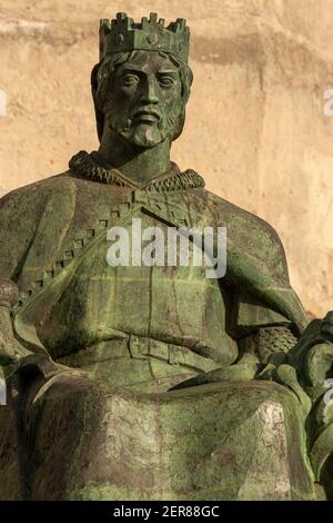 Sancho IV di Castiglia chiamato il Brave (el Bravo), era il re di Castiglia, Leon e Galizia. La statua di bronzo seduta di lui è visto di fronte alla storica Foto Stock