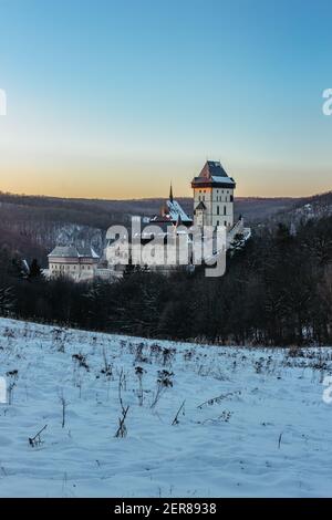 Bel castello gotico reale di Karlstejn in inverno con neve, Repubblica Ceca.fondata da Carlo IV.ci sono gioielli della corona ceca, reliquie sacre Foto Stock