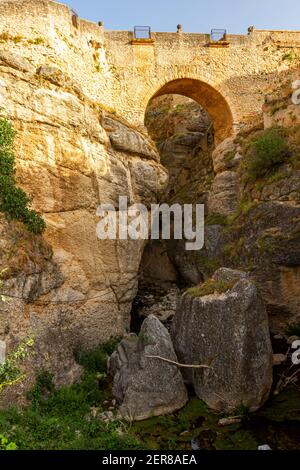 Vista a basso angolo dello storico Puento Nuevo (nuovo ponte) che attraversa la stretta gola creata dal fiume Guadalevín a Ronda. Questo è un 18 ° secolo Foto Stock