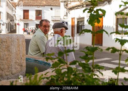 09-07-2010 Ronda, Spagna: Due anziani spagnoli sono seduti su una pietra vicino ad una fontana nel centro della città della bellissima città panoramica. Vivono un qui Foto Stock