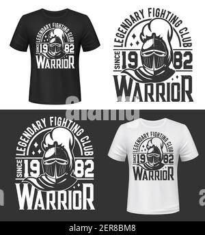 Stampa TShirt con mascotte vettoriale testa cavaliere per club di combattimento. Abito mockup con romano o greco gladiatore soldato o guerriero in casco con piumaggio Illustrazione Vettoriale