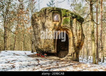 La grotta e la Cappella di Maria Maddalena scolpito in arenaria.opere d'arte in pineta vicino villaggio Zelizy, Repubblica Ceca.altare esterno nel parco non persone. Foto Stock