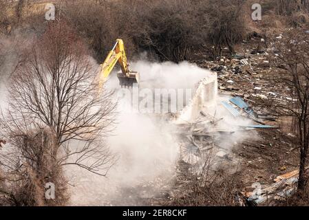 Demolizione di edifici Hyundai digger demolizione di una vecchia casa residenziale e pulizia di un cantiere a Sofia, Bulgaria, Europa orientale, UE Foto Stock
