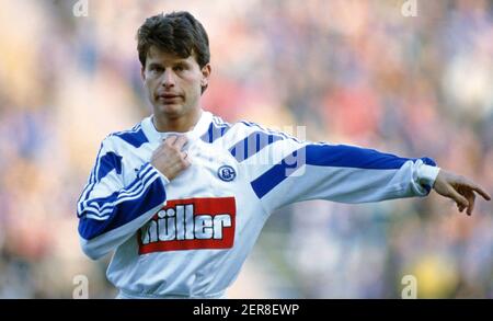 Uerdingen, Germania. 28 febbraio 2021. Calcio, primo Bundesliga, stagione 1993/1994 archivio foto, 93/94 archivio immagini, FC Schalke 04 Peter Sendscheid, mezza figura, gesto | utilizzo nel mondo Credit: dpa/Alamy Live News Foto Stock