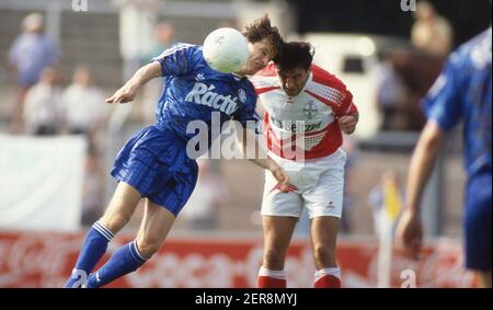 Uerdingen, Germania. 2021 febbraio 01.05.1993. Firo 1992/1993 calcio, 1 Bundesliga, stagione 92/93 archivio foto, 05 archivio immagini, 29° appuntamento Bayer 04 Uerdingen - FC Schalke 4: 2 duelli, Peter Sendscheid, Versus, Mario Posch | utilizzo nel mondo Credit: dpa/Alamy Live News Foto Stock