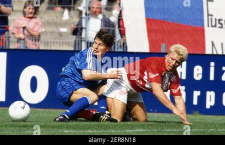 Uerdingen, Germania. 2021 febbraio 01.05.1993. Firo 1992/1993 calcio, 1 Bundesliga, stagione 92/93 archivio foto, 05 archivio immagini, 29° appuntamento Bayer 04 Uerdingen - FC Schalke 4: 2 Peter Sendscheid, duelli, versus, Helmut Rahner | usage worldwide Credit: dpa/Alamy Live News Foto Stock