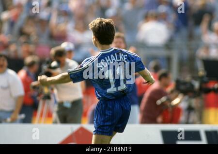 Uerdingen, Germania. 28 febbraio 2021. Firo 01.05.1993 football, calcio, 1 Bundesliga, foto archivio stagione 1992/1993, 92/93 immagini archivio, 29° appuntamento Bayer 05 Uerdingen - FC Schalke 04 4: 2 Peter Sendscheid, giubilazione, grazie, dopo, suo, Obiettivo, per, 2: 2 | utilizzo in tutto il mondo credito: dpa/Alamy Live News Foto Stock