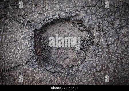 Un pericoloso Pothole in una strada cittadina, dall'alto Foto Stock