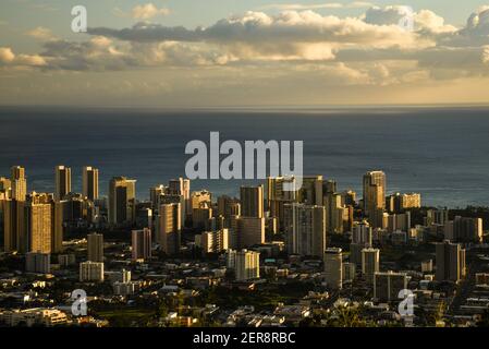 Vista della destinazione turistica di Waikiki con alti edifici e condomini dal punto di osservazione al Monte Tantalus nel Parco Statale di Puu Ualakaa, Oahu, Honolulu, Hawaii, USA Foto Stock