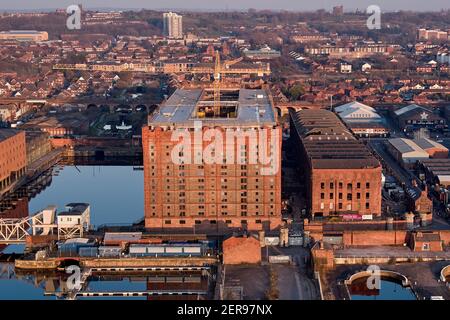 Tobacco Warehouse è un edificio classificato di grado II ed è il più grande magazzino di mattoni del mondo. Costruito nel 1901 e alto 125 metri nello Stanley Dock Foto Stock