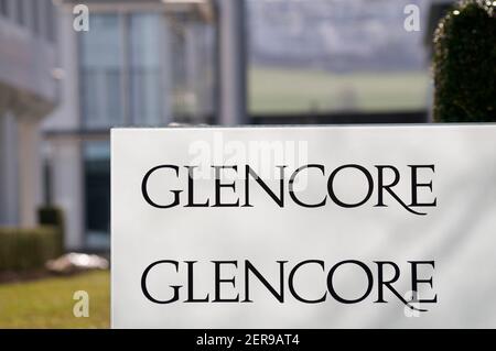 Zug, Svizzera - 26 febbraio 2021 : Firma della sede centrale di Glencore a Zug, Svizzera. Glencore è una delle merci più grandi Foto Stock