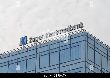 Zug, Svizzera - 26 febbraio 2021 : Zuger Kantonalbank o Zuger KB Bank segno appeso al palazzo della sede centrale di Zug, Svizzera Foto Stock