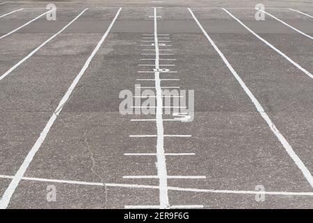 Marcatura sportiva su asfalto vecchio, linee bianche con numeri Foto Stock