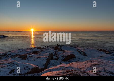 Tramonto sull'oceano in inverno Foto Stock