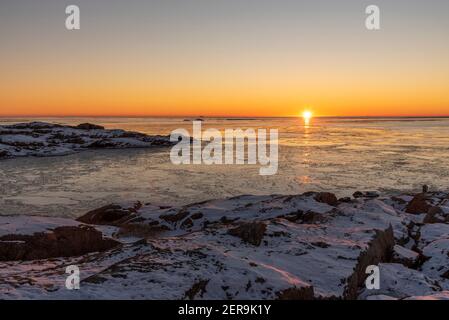 Mare invernale al tramonto in Svezia Foto Stock