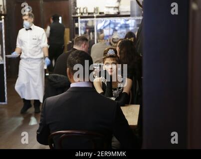 Brooklyn, Stati Uniti. 28 Feb 2021. Le statue di cera di Audrey Hepburn e Michael Strahan riempiono i posti a sedere ad un tavolo quando le statue di cera del Madame Tussauds si uniscono ai commensali del ristorante alla Peter Luger Steak House a New York City domenica 28 febbraio 2021. Le celebrità in cera rimarranno presso la sede di Williamsburg fino a lunedì 1 marzo. Foto di John Angelillo/UPI Credit: UPI/Alamy Live News Foto Stock