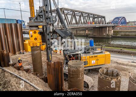 Cantiere, perforazione per fondazioni di pali, al Ponte Karl Lehr nel porto di Duisburg-Ruhrort, sulla Ruhr e il canale portuale, importante Foto Stock