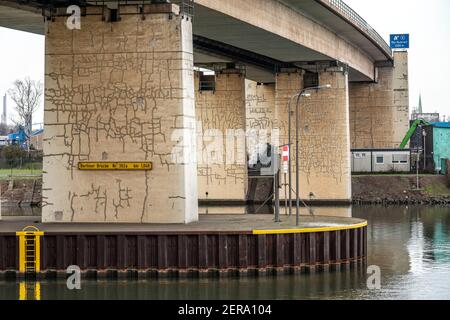 Molo ponte del ponte autostradale A59, Berliner Brücke, danni al ponte, crepe nel calcestruzzo sono stati riempiti, ristrutturazione, Duisburg, NRW, Germania, Foto Stock