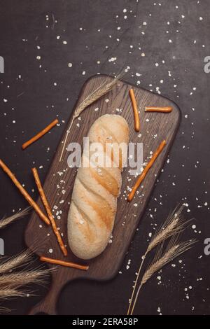 Pane di ciabatta con spighe di grano Foto Stock
