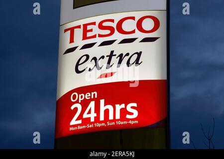 Cartello al supermercato Tesco fuori città aperto 24 ore su 24, l'Holmbush Center, Shoreham-by-Sea, West Sussex Foto Stock