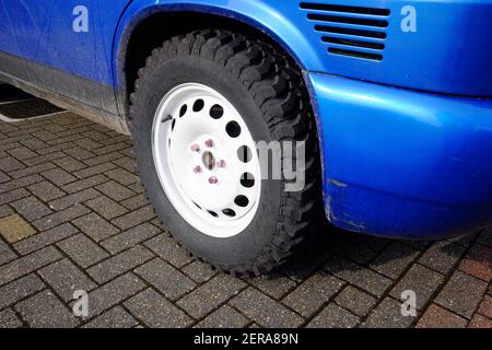 Febbraio 2021 - Volkswagen VW T4 trasportatore convertito in a. camper con pneumatici da palude sovradimensionati Foto Stock