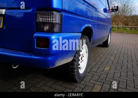 Febbraio 2021 - Volkswagen VW T4 trasportatore convertito in a. camper con pneumatici da palude sovradimensionati Foto Stock