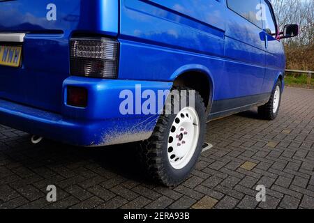 Febbraio 2021 - Volkswagen VW T4 trasportatore convertito in a. camper con pneumatici da palude sovradimensionati Foto Stock