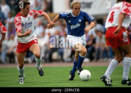 Uerdingen, Germania. 28 febbraio 2021. Calcio, calcio, 1. Bundesliga, foto archivio stagione 1992/1993, 92/93 immagini archivio, FC Schalke 04 Mike Buskens, azione singola, duelli | utilizzo nel mondo Credit: dpa/Alamy Live News Foto Stock