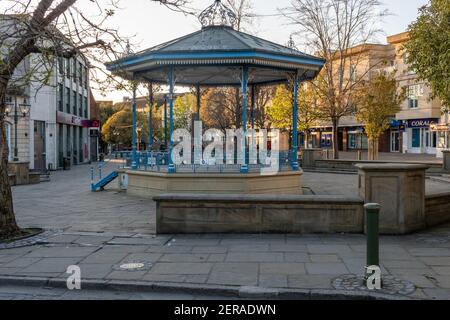 Bandstand il Carfax, Horsham West Sussex durante la chiusura estiva 2020 vuoto desertato Foto Stock