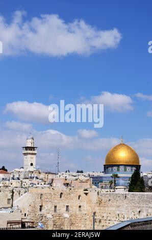 Iconico "Dome of the Rock" con la sua cupola dorata e la sua torre minareto sopra il "Wailing Wall" o Kotel on Temple Mount, la città vecchia, Gerusalemme, Israele Foto Stock