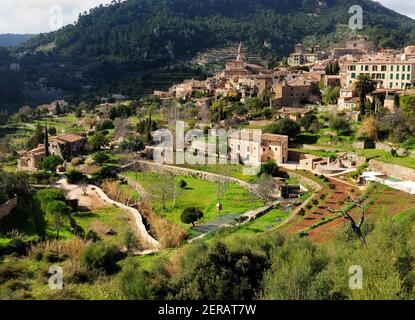 Vista sui giardini e le terrazze del pittoresco storico Villaggio di Valldemossa sull'isola delle Baleari di Maiorca su UN sole Giorno invernale con poche nuvole Foto Stock