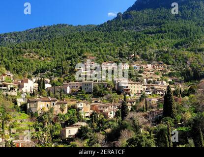 Vista sul pittoresco villaggio di Deia nella Tramuntana Montagne sull'isola delle Baleari di Maiorca in UN giorno invernale soleggiato Con un cielo blu chiaro Foto Stock