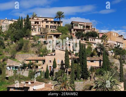 Cottage e giardini mediterranei nel pittoresco villaggio di Deia Sull'isola Baleari di Maiorca in UN giorno invernale soleggiato con Un cielo blu chiaro Foto Stock