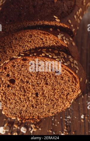 Pane affettato di segale sul tagliere. Pane integrale di segale con semi. Foto Stock