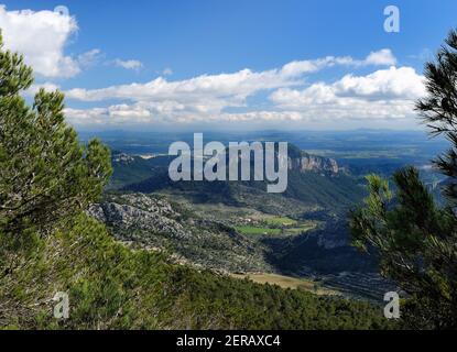 Vista spettacolare dalla cima del Monte l'Ofre al Monte Puig d'Alaro nei Monti Tramuntana sull'Isola delle Baleari Maiorca su un Sunny Winter D. Foto Stock